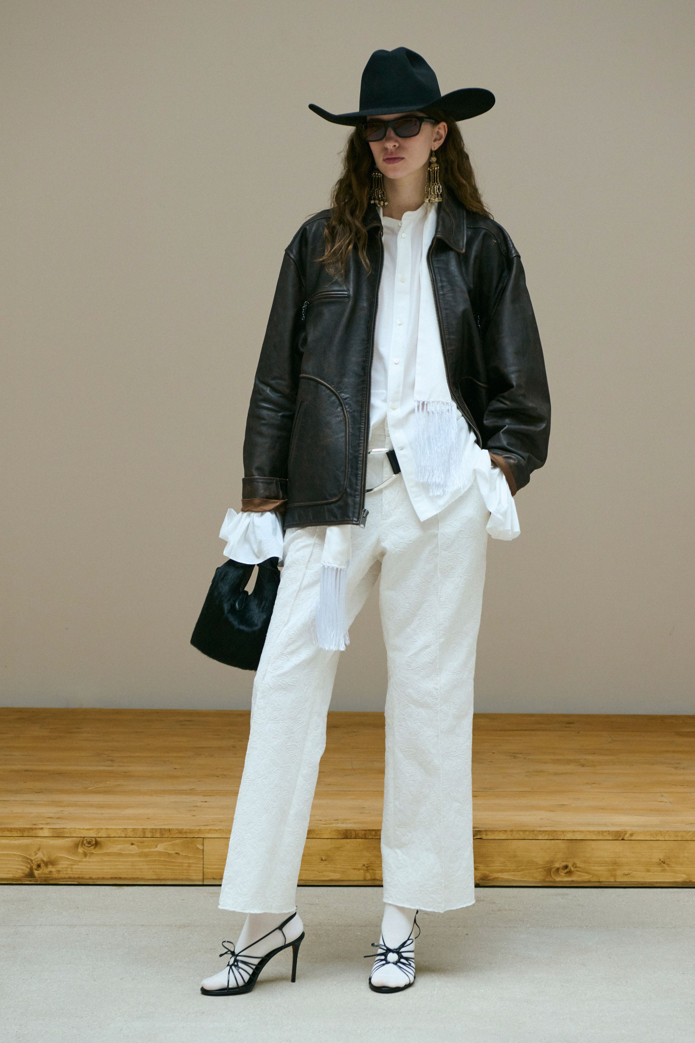Polo Ralph Lauren在2026秋冬系列中继续演绎经典美式风格，通过西部元素、学院风与复古剪裁构建标志性的品牌衣橱。牛仔外套、格纹大衣与皮革夹克营造出浓厚的美国西部氛围，而宽松西装与羊毛外套则带来都市优雅。帽子、皮带与流苏细节强化复古气质，使整个系列呈现出典型的Ralph Lauren式美式浪漫-顽石频道趋势研究